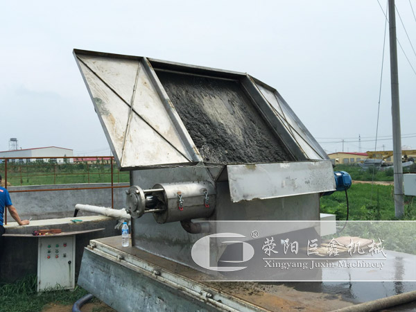 斜筛式固液分离机现场
